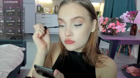 Snapshot of caroline_kiparis chatting on December 8, 2:39 am Caro online show from December 8, 2:39 am
