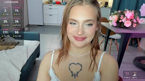 Snapshot of caroline_kiparis chatting on December 10, 6:22 am Caro online show from December 10, 6:22 am
