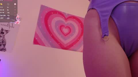 Snapshot of carolineamber chatting on June 13, 4:43 am Carlolina online show from June 13, 4:43 am