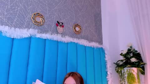 Snapshot of carolineegarcia chatting on December 21, 9:33 am CarolineeGarcia online show from December 21, 9:33 am