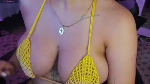 Snapshot of carolineegarcia chatting on April 15, 10:44 am CarolineeGarcia online show from April 15, 10:44 am