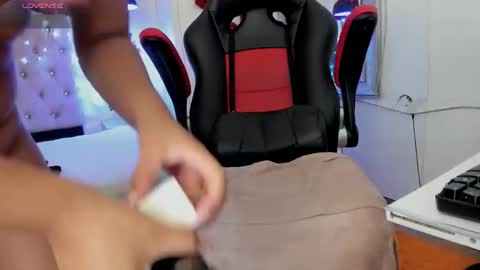 Snapshot of carolinescoth_dl chatting on December 21, 8:54 pm Caroline Scoth online show from December 21, 8:54 pm