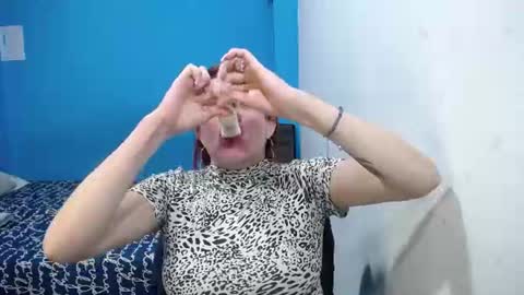 Snapshot of carolinhe_ chatting on July 18, 10:24 pm Carolinhe online show from July 18, 10:24 pm
