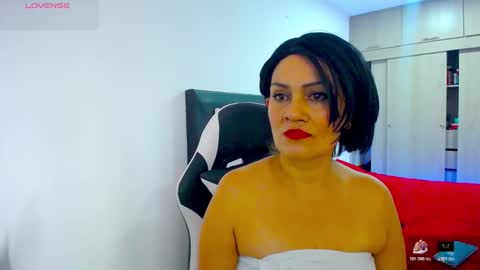 Snapshot of carolinnefiotti chatting on December 3, 1:31 pm CarolinneFiotti online show from December 3, 1:31 pm