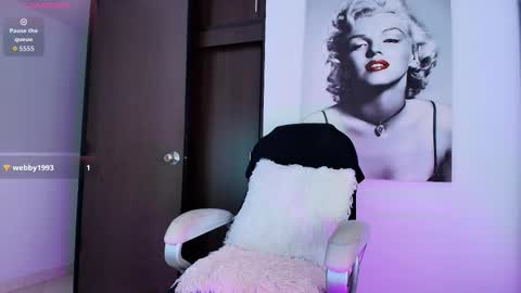 Snapshot of carolyne_sweet chatting on February 9, 8:24 pm carolyne_sweet online show from February 9, 8:24 pm
