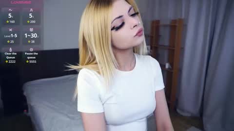 Snapshot of carolynnfernandez chatting on October 12, 8:08 pm Hello everyone Im Monica Its my first day Were going to have fun together online show from October 12, 8:08 pm