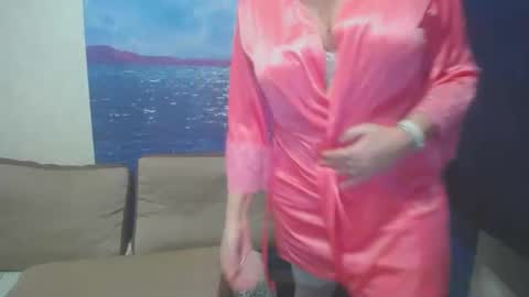 Snapshot of caroncapella chatting on December 28, 1:28 pm VicunaCool online show from December 28, 1:28 pm