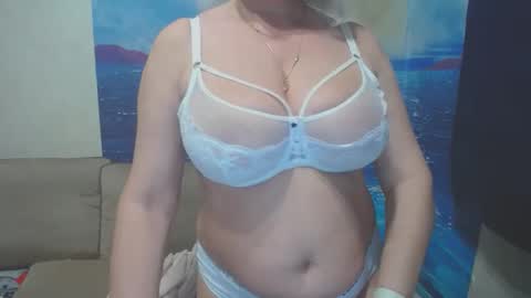 Snapshot of caroncapella chatting on January 31, 8:43 pm VicunaCool online show from January 31, 8:43 pm