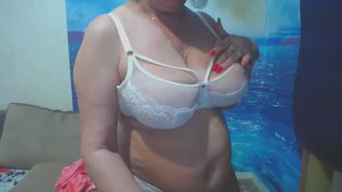 Snapshot of caroncapella chatting on November 15, 2:35 pm VicunaCool online show from November 15, 2:35 pm