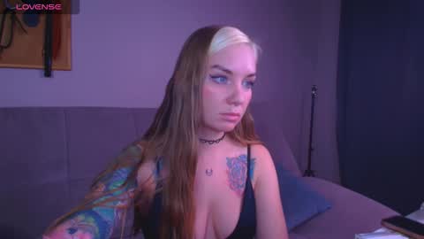 Snapshot of carrie_moonshine chatting on December 1, 6:57 pm Carrie online show from December 1, 6:57 pm