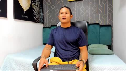 Snapshot of casike_978 chatting on December 4, 12:31 am Casike online show from December 4, 12:31 am