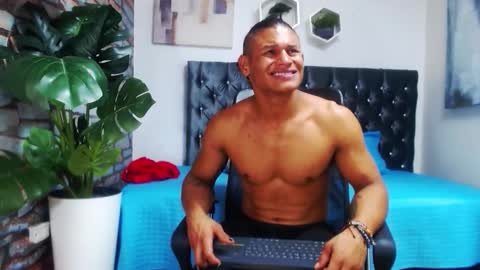 Snapshot of casike_978 chatting on December 15, 4:28 am Casike online show from December 15, 4:28 am