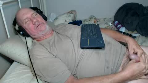 Snapshot of casinocam chatting on June 18, 4:35 am CasinoCam online show from June 18, 4:35 am