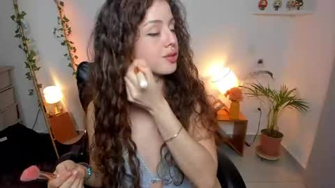 Snapshot of cassandra_caiin chatting on June 18, 3:29 am Cassie online show from June 18, 3:29 am