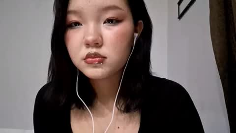 Mia online show from December 16, 5:40 pm