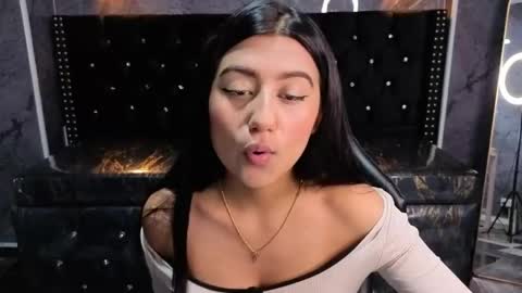 Snapshot of catalella_little_b chatting on June 1, 7:48 pm catalella_little_b online show from June 1, 7:48 pm