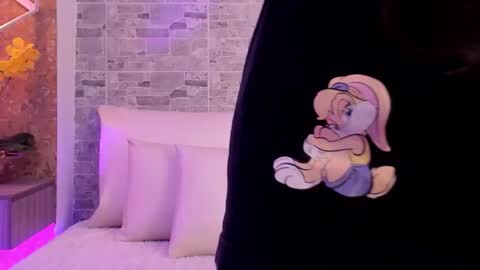 CatalinnaThompson online show from November 9, 12:25 pm