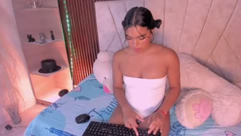 Snapshot of catalleya_f chatting on May 11, 8:17 pm catalleya_f online show from May 11, 8:17 pm