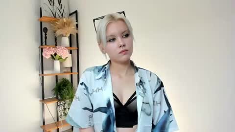 Mia online show from June 25, 11:04 am