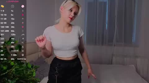 Mia online show from July 17, 11:06 am