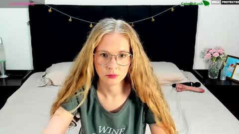 Snapshot of catmintlush chatting on May 3, 11:33 pm CatmintLush online show from May 3, 11:33 pm