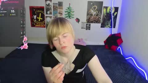 cattie_w_ online show from February 5, 1:21 am