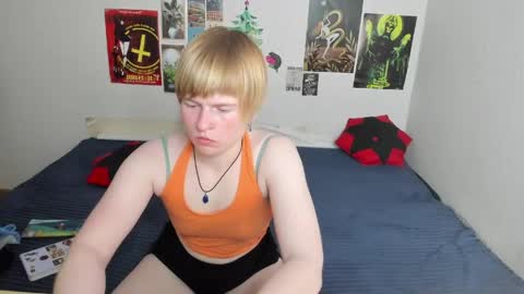 cattie_w_ online show from April 29, 1:10 am