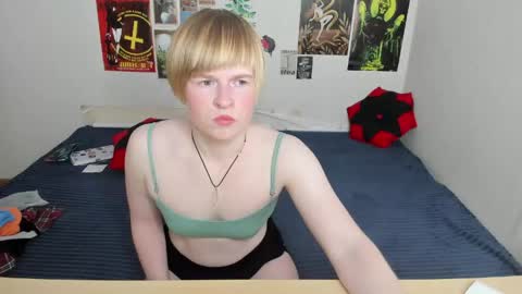 cattie_w_ online show from May 2, 1:10 am