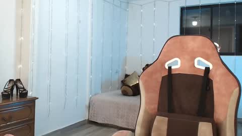 Snapshot of cattleya069 chatting on March 10, 2:17 am  Cattleya you can tell me Leya too.     online show from March 10, 2:17 am