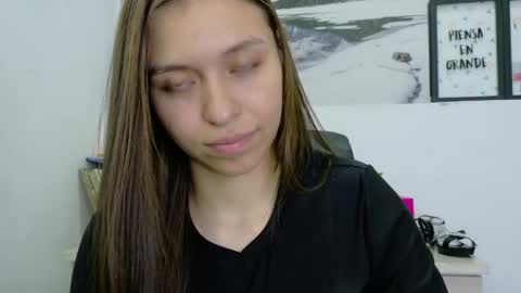 Snapshot of cayetana_01 chatting on May 21, 7:32 pm cayetana online show from May 21, 7:32 pm