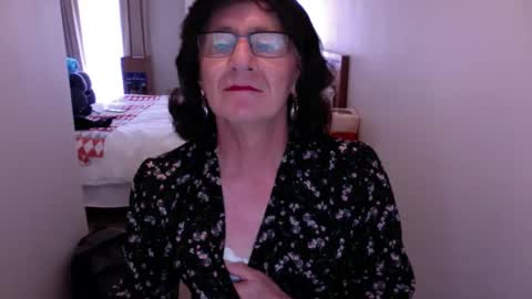 Snapshot of cdelle chatting on December 8, 2:28 am Elle online show from December 8, 2:28 am