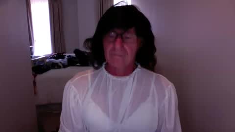 Snapshot of cdelle chatting on February 9, 2:06 am Elle online show from February 9, 2:06 am