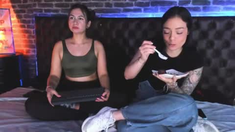 Snapshot of celeste_starsss chatting on June 11, 12:32 am celeste_starsss online show from June 11, 12:32 am