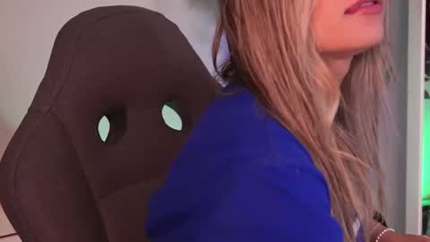 Snapshot of celesterabbit chatting on March 11, 11:15 pm The girl of your eyes online show from March 11, 11:15 pm