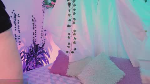 Hello guys my name is Sofi and Lizzie and  Vanessa online show from December 22, 3:03 am