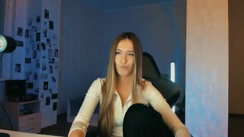 my name is Eva online show from December 5, 8:16 pm