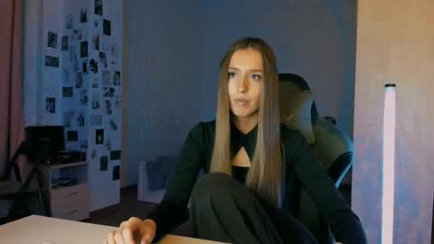 my name is Eva online show from December 13, 8:25 pm