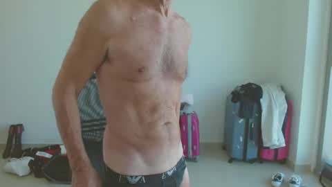 Snapshot of ch400 chatting on December 19, 11:18 am ch400 online show from December 19, 11:18 am