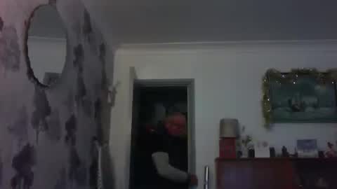 Snapshot of champers37 chatting on December 17, 12:54 pm Champers online show from December 17, 12:54 pm