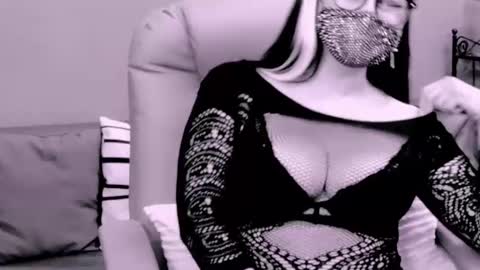 Snapshot of chantallovely chatting on November 8, 11:25 pm The Queen online show from November 8, 11:25 pm