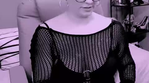 Snapshot of chantallovely chatting on November 23, 4:40 pm The Queen online show from November 23, 4:40 pm