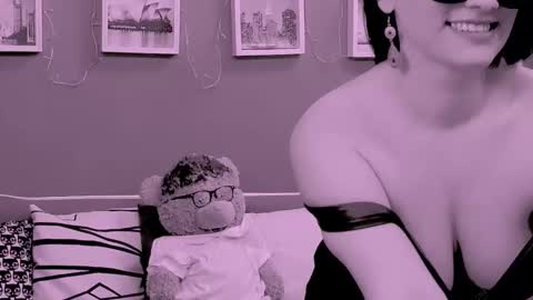 The Queen online show from February 8, 3:26 pm