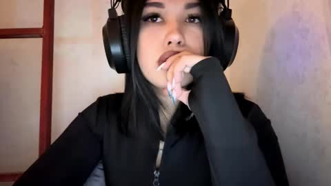 Snapshot of charalilleberg chatting on December 2, 6:25 pm Lola online show from December 2, 6:25 pm