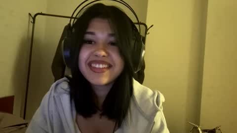 Snapshot of charalilleberg chatting on December 3, 3:32 pm Lola online show from December 3, 3:32 pm