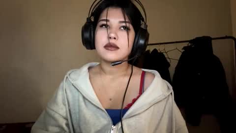 Snapshot of charalilleberg chatting on December 5, 7:39 am Lola online show from December 5, 7:39 am