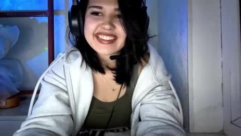 Snapshot of charalilleberg chatting on December 5, 7:43 pm Lola online show from December 5, 7:43 pm