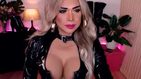 Snapshot of charismatic_apple chatting on January 14, 5:40 pm charismatic_apple online show from January 14, 5:40 pm