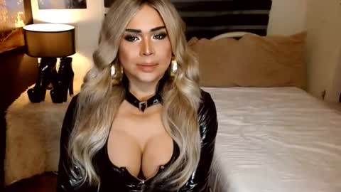 Snapshot of charismatic_apple chatting on February 3, 6:13 pm charismatic_apple online show from February 3, 6:13 pm