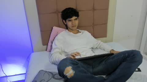 Snapshot of charles_blaze chatting on February 13, 11:04 pm charles blaze online show from February 13, 11:04 pm