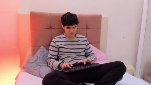 Snapshot of charles_blaze chatting on February 17, 12:05 pm charles blaze online show from February 17, 12:05 pm